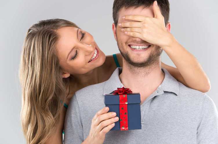 男人愿意送女人礼物说明什么